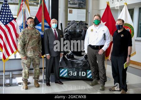 Antonio Agusto, Jr., comandante generale della terza Divisione di fanteria, pone per una foto il Dr. Bill Cathcart, Ken Keen e John Phillips, tutti aiuti civili al Segretario dell'Esercito per la Georgia, presso la sede della divisione a Fort Stewart, Georgia, 16 marzo 2021. I Casas hanno incontrato i leader chiave del 3° ID e hanno girato l'area della divisione. I Casas sono leader aziendali e di comunità nominati dal Segretario dell'esercito per consigliare e sostenere i leader dell'esercito in tutto il paese. I Casas servono a colmare il divario tra l'esercito e le comunità civili diffondendo informazioni su Foto Stock