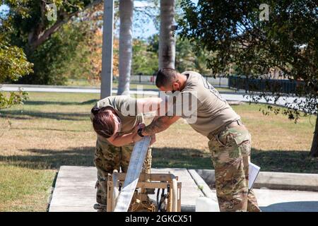 SPC. Jessie Weinman (a sinistra) e SPC. Alfonzo Perez (a destra) innesco di una pompa dell'acqua grezza durante un corso di funzionamento dell'acqua fuori del 210.o Istituto regionale di formazione, 16 marzo 2021. Gli studenti del 210o RTI, classe #21-102, conducono operazioni idriche su un'unità di purificazione dell'acqua ad osmosi inversa (ROWPU) da 3,000 galloni all'ora. Questa classe comprende soldati provenienti da California, Montana, West Virginia, Alabama e Missouri. Foto Stock