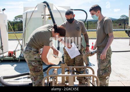 SPC. Jessie Weinman (a sinistra) versa l'acqua in una pompa dell'acqua, mentre SPC. Alfonzo Perez (centro) e SPC. Ryan Shaw assiste durante un corso di operazioni acquatiche al di fuori del 210o Istituto di formazione Regionale il 16 marzo 2021. Gli studenti del 210o RTI, classe #21-102, conducono operazioni idriche su un'unità di purificazione dell'acqua ad osmosi inversa (ROWPU) da 3,000 galloni all'ora. Questa classe comprende soldati provenienti da California, Montana, West Virginia, Alabama e Missouri. Foto Stock