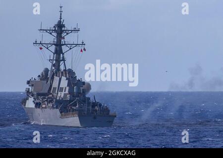 La pistola da 5 pollici a bordo del cacciatorpediniere missilistico guidato di classe Arleigh Burke USS Benfold (DDG 65) spara durante un'esercitazione di sparatorie dal vivo. Benfold è assegnato alla Task Force 71/Destroyer Squadron (DESRON) 15, il più grande DESRON schierato in avanti della Marina e la principale forza di superficie della 7a flotta statunitense. Foto Stock