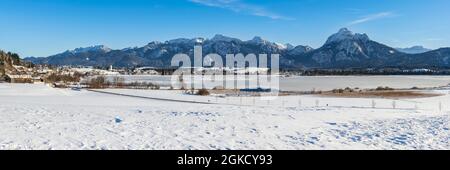 Paesaggio panoramico nella regione di Allgaeu in Baviera in inverno Foto Stock