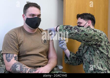 210216-N-ZU848-0021 CHINHAE, Repubblica di Corea (Mar. 16, 2021) Hospital Corpsman 2a Classe Jordan Stankey somministra la seconda dose del vaccino COVID-19 all'operatore di apparecchiatura 3a Classe Mateo Portonova. Marinai assegnati alla Clinica sanitaria della filiale della Marina Chinhae e soldati assegnati al 549th Medical Hospital Center, 65th Medical Brigade ha somministrato la seconda dose del vaccino COVID-19, su base completamente volontaria, a marinai che sono stati identificati come personale di prima linea dai loro comandi. Foto Stock