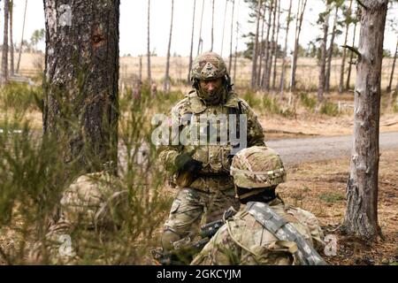 Comando dell'esercito degli Stati Uniti Sgt. Christopher carbone, Senior Enlisted Advisor del 3° Squadron, 2° Reggimento Cavalry, spiega i soldati durante le valutazioni esterne del plotone presso l'Area di formazione Grafenwoehr, Germania, 16 marzo 2021. Wolf Strike 21 è una valutazione esterna del plotone per certificare la letalità dei plotoni attraverso l'addestramento della squadra e gli esercizi di fuoco dal vivo. Foto Stock