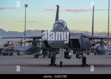 Una F-15E Strike Eagle del 422 Test and Evaluation Squadron decade alla base dell'aeronautica di Nellis che trasporta bombe II di piccolo diametro per cadere durante il WSEP West alla base dell'aeronautica di Hill, Utah. Foto Stock