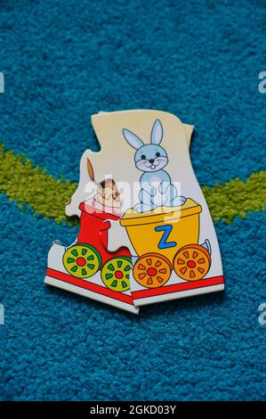 POZNAN, POLONIA - 24 luglio 2017: Un puzzle colorato treno parti con animali e lettere. Foto Stock