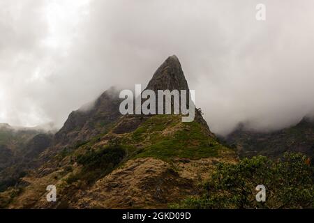 Una montagna di nebbia nell'isola di Madeira Foto Stock