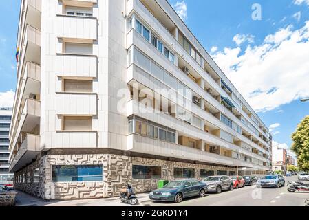 Facciata dell'edificio con grandi balconi piastrellati in marmo bianco nel centro della città di Madrid in una giornata estiva Foto Stock