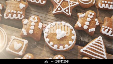 Immagine di biscotti di pan di zenzero su superficie rustica in legno Foto Stock