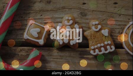 Immagine di biscotti di pan di zenzero di natale su sfondo di legno Foto Stock