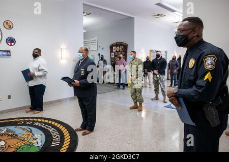 WASHINGTON, DC (17 marzo 2021) – il personale addetto alle attività di supporto Navale partecipa a una cerimonia di premiazione, che si svolge nel quarterdeck dei comandi di Washington Navy Yard. Foto Stock