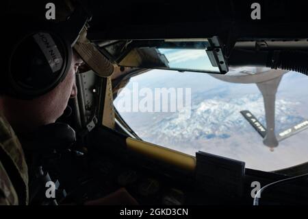 Tecnologia. SGT. Jon Nigl, 384th Air Refeling Squadron boom operator, prepara il braccio su un KC-135 Stratotanker per rifornire F-16 Fighting Falcons durante Red Flag 21-2 alla base aerea di Nellis Air Force base, Nevada, 17 marzo 2021. Red Flag Nellis è il primo esercizio di formazione che consente ai partecipanti di lavorare con partner congiunti e alleati in 2.9 milioni di acri di terra e spazio aereo per promuovere l'interoperabilità. Foto Stock