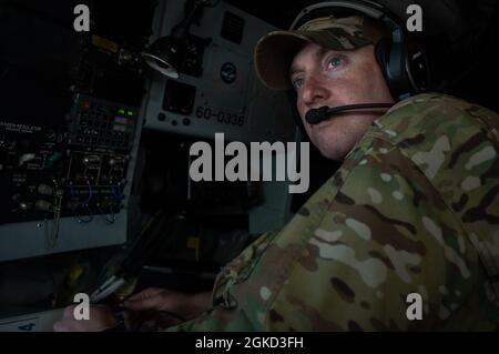 Tecnologia. SGT. Jon Nigl, 384th Air Refeling Squadron boom operator, registra quanto combustibile è stato scaricato da un KC-135 Stratotanker per rifornire F-16 Fighting Falcons durante Red Flag 21-2 alla base dell'aeronautica di Nellis, Nevada, 17 marzo 2021. Red Flag Nellis è il primo esercizio di formazione che consente ai partecipanti di lavorare con partner congiunti e alleati in 2.9 milioni di acri di terra e spazio aereo per promuovere l'interoperabilità. Foto Stock