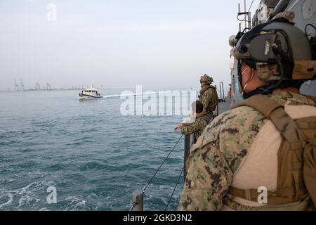 210317-N-DS741-1114 GOLFO PERSICO (17 marzo 2021) - la nave di risposta della Guardia Costiera del Bahrain Hawar 5, a sinistra, conduce una pattuglia di interoperabilità congiunta con una nave di pattuglia Mark VI attaccata al Comandante, Task Force (CTF) 56, nel Golfo Arabico, marzo 17. CTF 56 è responsabile della pianificazione e dell'esecuzione delle missioni di spedizione nell'area operativa della 5th Fleet degli Stati Uniti. Foto Stock