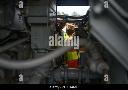 BASE COMUNE LANGLEY-EUSTIS - studenti e un istruttore assegnato al 757th Expeditionary Railway Center ispezionare un motore di treno durante una classe per futuri consiglieri ferroviari alla base comune Langley-Eustis, Virginia, 17 marzo 2021. I soldati che stanno transitando nella riserva ed esprimono interesse nel diventare consiglieri ferroviari sono incoraggiati a parlare con i loro ufficiali non commissionati o un reclutatore dell'esercito. Foto Stock