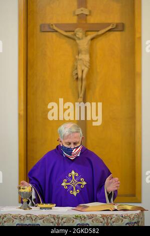 Il Rev. Don Moss, cappellano civile con la 88a Air base Wing, dice una messa cattolica romana durante i giorni feriali 17 marzo 2021, nella Wright-Patterson Air Force base, Ohio, Area B Chapel. Foto Stock