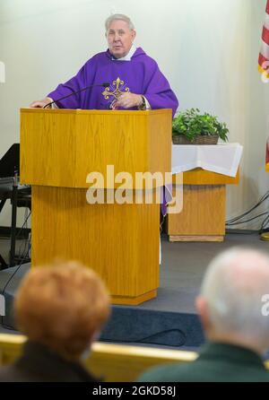 Il Rev. Don Moss, cappellano civile con l'ottava Ala base aerea, dà la sua omelia durante una messa cattolica romana durante i giorni feriali 17 marzo 2021, nella base dell'aeronautica di Wright-Patterson, Ohio, Area B Chapel. Foto Stock