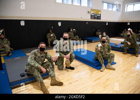 YOKOSUKA, Giappone (18 marzo 2021) —Cap Rich Jarrett, a destra, comandante delle attività della flotta Yokosuka (CFAY), CMdR. Terry McNamara, Chief staff Officer, Right, e il Command Master Chief Derek Mullenhour, comandante della CFAY, e i marinai mostrano i loro certificati di vaccino COVID-19 durante la distribuzione del vaccino al Nido Hawk della CFAY. I membri del servizio assegnati a CFAY e ai comandi tenant hanno ricevuto il vaccino one-shot Johnson & Johnson COVID-19 durante la clinica. Da oltre 75 anni CFAY ha fornito, mantenuto e gestito strutture e servizi di base a supporto degli Stati Uniti 7 Foto Stock