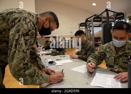 YOKOSUKA, Giappone (18 marzo 2021) — il comandante Derek Mullenhour, comandante, Fleet Activities il comandante Yokosuka (CFAY) controlla per ricevere il vaccino unico Johnson & Johnson COVID-19 durante la distribuzione del vaccino COVID-19 al Nido Hawk della CFAY. I membri del servizio assegnati ai comandi CFAY e tenant hanno ricevuto il vaccino ad un colpo durante la distribuzione del vaccino. Per più di 75 anni, CFAY ha fornito, mantenuto e gestito strutture e servizi di base a supporto delle forze navali dispiegate in avanti della 7th Fleet degli Stati Uniti, comandi locatari, e migliaia di militari e ci Foto Stock