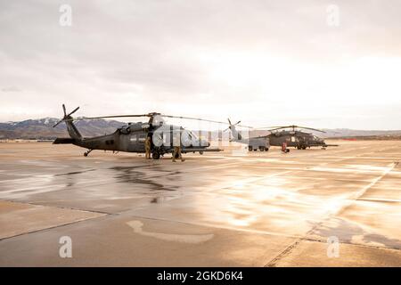 I manutentori del 66a squadra di salvataggio e del 855 squadra di manutenzione di aeromobili di stanza alla base dell'aeronautica di Nellis preparano gli elicotteri HH-60 per il paravento Hawk per l'addestramento che viene condotto al centro di addestramento di combattimento di Orchard in Idaho, 19 marzo 2021. Il 66 RQS sta lavorando con il 190° Fighter Squadron e più altri squadroni di salvataggio durante un evento di 10 giorni di allenamento da Gowen Field all'OCTC. Foto Stock