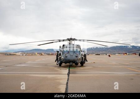 I manutentori del 66° Squadron di soccorso stazionati presso la base dell'aeronautica di Nellis preparano gli elicotteri HH-60 Pave Hawk per l'addestramento in corso presso l'Orchard Combat Training Center in Idaho, 19 marzo 2021. Il 66 RQS sta lavorando con il 190° Fighter Squadron e più altri squadroni di salvataggio durante un evento di 10 giorni di allenamento da Gowen Field all'OCTC. Foto Stock