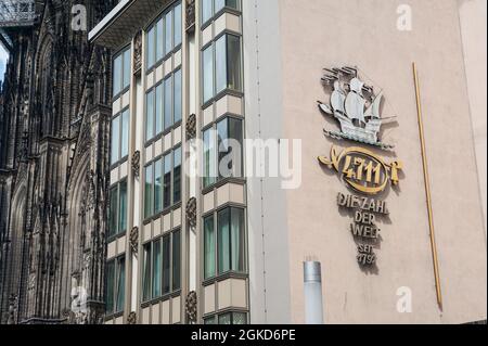 09.06.2017, Colonia, Northrhine-Westphalia, Germania, Europa - 4711 Eau de Colonia pubblicità originale con logo aziendale su una facciata di un edificio. Foto Stock