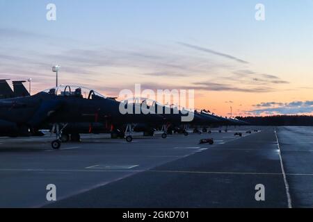 F-15C Eagles e F-15E Sciopero aquile assegnati alla 48a linea di ala del Fighter la strada di taxi alla base aerea di Ämari, Estonia, 19 marzo 2021. Ad Amari AB è stata istituita una stazione operativa diretta per l'esercizio Baltic Trident, un'attività di combattimento Agile per l'occupazione, finalizzata ad aumentare l'interoperabilità tra gli alleati della NATO e le nazioni partner, e ad aumentare le capacità di operare in modo più resiliente ed efficace in tutta la regione europea. Foto Stock