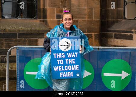 Glasgow, Scozia, Regno Unito. 14 settembre 2021. Le società studentesche hanno allestita mostre e dimostrazioni durante la settimana dei rinfreschi all'Università di Glasgow. Gli studenti sono tornati all'università dove l'insegnamento faccia a faccia riprenderà soggetto a distensione sociale e limiti sul numero di studenti nelle sale di lezione. PIC . Iain Masterton/Alamy Live News. Foto Stock