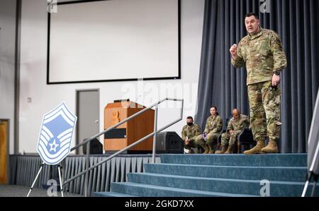 Il Colon Mark Dmytryszyn, secondo comandante dell'ala della bomba, si rivolge alla folla durante il Senior Master Sergeant Release Party presso la base dell'aeronautica militare di Barksdale, Louisiana, 18 marzo 2021. Foto Stock