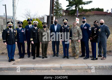 Il Segretario della Difesa Lloyd J. Austin III; il comandante delle forze statunitensi Corea, il generale dell'esercito Robert B. Abrams; e Chargé d'Affaires per l'Ambasciata degli Stati Uniti a Seoul, Rob Rapson, salutare il personale militare, Yongsan Garrison, Corea del Sud, Marzo 19, 2021. Foto Stock