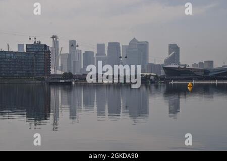Vista panoramica dello skyline di Canary Wharf dai Docklands in una giornata di nebbia. Londra, Regno Unito 6 settembre 2021. Foto Stock