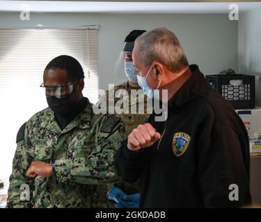 New Jersey Gov. Phil Murphy, a destra, gomito urti U.S. Navy Hospitalman Marcus Lipsey, un corpsman nativo di Chicago e ospedale assegnato alla clinica navale di salute Oak Harbor, presso il centro di vaccinazione comunitaria della chiesa episcopale metodista africana di San Matteo, gestito a livello federale, ad Orange, New Jersey, il 19 marzo 2021. I soldati dell'esercito degli Stati Uniti e i marinai della Marina degli Stati Uniti da tutto il paese sono schierati a sostegno delle operazioni federali di risposta del vaccino del Dipartimento della Difesa. Il comando del Nord degli Stati Uniti, attraverso il Nord dell'esercito degli Stati Uniti, rimane impegnato a fornire un supporto continuo e flessibile alla Fed Foto Stock