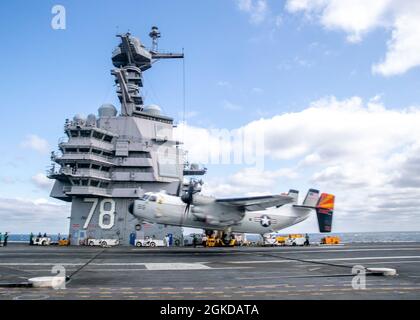 Un C-2A Greyhound, collegato al 'Rawhides' del Fleet Logistics Support Squadron (VRC) 40, atterra sul ponte di volo della Ford, 19 marzo 2021, segnalando i 7,878 sbarchi arrestati della Ford utilizzando un equipaggiamento di arresto avanzato. Ford è in corso nell'Oceano Atlantico conduzione e vapore indipendente evento. Foto Stock