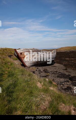 La barca di legno “Gísli Magnússon SH 101”, trascurata e decadente, si è trascinata sulla sabbia e abbandonata sull’isola di Gryluvogur Beach Flatey in Islanda Foto Stock