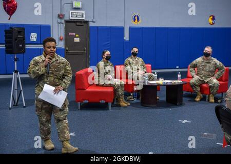 Team Minot Airmen partecipa a un evento Red Table Talk per il mese della storia delle donne sulla base militare Minot Air Force base, North Dakota, 19 marzo 2021. L’obiettivo della discussione era quello di avere un dialogo aperto per identificare le disparità di genere. Foto Stock