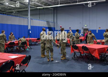 Team Minot Airmen partecipa a un evento Red Table Talk per il mese della storia delle donne sulla base militare Minot Air Force base, North Dakota, 19 marzo 2021. L’obiettivo della discussione era quello di avere un dialogo aperto per identificare le disparità di genere. Foto Stock