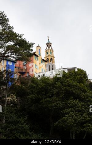 Si affaccia sul villaggio italiano di Portmerion dalla terrazza dell'hotel e passeggiata lungo il sentiero costiero a metà estate nel Galles del Nord Foto Stock