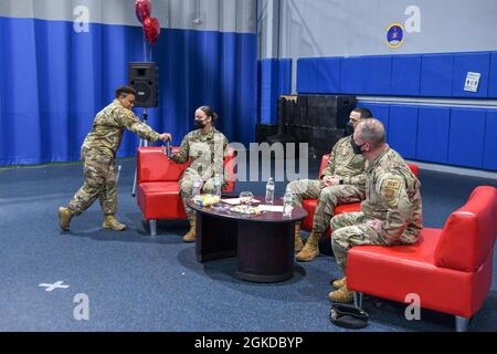 Team Minot Airmen partecipa a un evento Red Table Talk per il mese della storia delle donne sulla base militare Minot Air Force base, North Dakota, 19 marzo 2021. L’obiettivo della discussione era quello di avere un dialogo aperto per identificare le disparità di genere. Foto Stock