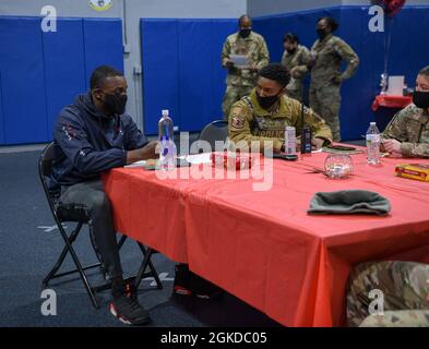 Team Minot Airmen partecipa a un evento Red Table Talk per il mese della storia delle donne sulla base militare Minot Air Force base, North Dakota, 19 marzo 2021. L’obiettivo della discussione era quello di avere un dialogo aperto per identificare le disparità di genere. Foto Stock