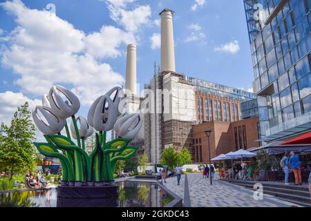 Londra, Regno Unito. 5 giugno 2021. Continua la ristrutturazione della centrale elettrica di Battersea. L'iconica centrale elettrica è stata smantellata negli anni '80 e in precedenza era rimasta vuota per oltre tre decenni. Insieme ai nuovi residenti, il primo dei quali si è trasferito il 25 maggio 2021, l'edificio ospiterà anche uffici, con Apple impostato per assumere più di 500,000 piedi quadrati nell'edificio alla fine di quest'anno. Foto Stock