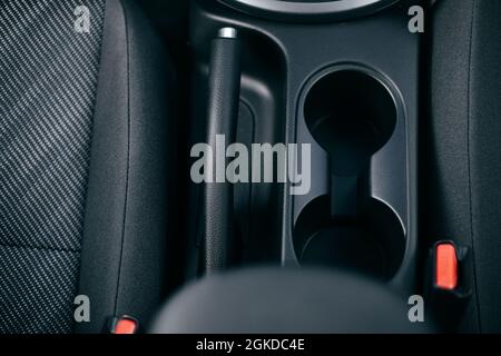 portabicchieri auto tra i sedili posteriori, vista ravvicinata, interni di  auto di lusso Foto stock - Alamy