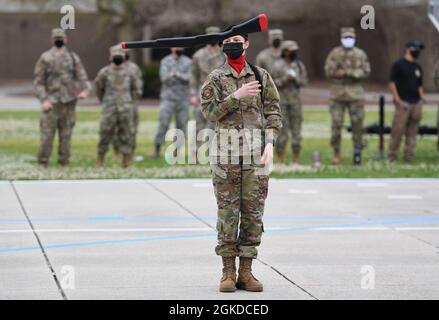 L'Airman dell'aeronautica statunitense Maia Costanzo, 336esimo membro del team di perforazione freestyle dello squadrone di addestramento, si esibisce durante il drill-down dell'81esimo gruppo di addestramento sul drill-down della struttura di supporto dell'addestramento di Levitow alla base dell'aeronautica militare di Keesler, Mississippi, 19 marzo 2021. Gli airman del 81° TRG hanno partecipato a un'ispezione trimestrale a ranghi aperti, a una routine di perforazione per la regolazione e a una routine di perforazione freestyle. Keesler allena ogni anno più di 30,000 studenti. Durante la formazione, gli Airmen hanno la possibilità di offrirsi volontariamente per imparare ed eseguire le procedure di drill-down. Foto Stock