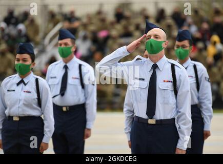 I membri del 334a Training Squadron regulation drill team si esibiscono durante il drill-down dell'81st Training Group sulla drill-down dell'impianto di supporto alla formazione Levitow presso la Keesler Air Force base, Mississippi, 19 marzo 2021. Gli airman del 81° TRG hanno partecipato a un'ispezione trimestrale a ranghi aperti, a una routine di perforazione per la regolazione e a una routine di perforazione freestyle. Keesler allena ogni anno più di 30,000 studenti. Durante la formazione, gli Airmen hanno la possibilità di offrirsi volontariamente per imparare ed eseguire le procedure di drill-down. Foto Stock