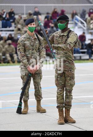 I membri del team di perforazione freestyle degli Stati Uniti Air Force Airmen 1st Class Orin Jones e Markus Rummell, 334a Training Squadron, si esibiscono durante l'81st Training Group drill-down sulla drill-down dell'impianto di supporto alla formazione Levitow presso la Keesler Air Force base, Mississippi, 19 marzo 2021. Gli airman del 81° TRG hanno partecipato a un'ispezione trimestrale a ranghi aperti, a una routine di perforazione per la regolazione e a una routine di perforazione freestyle. Keesler allena ogni anno più di 30,000 studenti. Durante la formazione, gli Airmen hanno la possibilità di offrirsi volontariamente per imparare ed eseguire le procedure di drill-down. Foto Stock