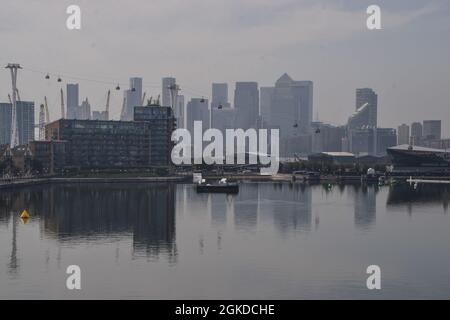 Vista panoramica dello skyline di Canary Wharf dai Docklands in una giornata di nebbia. Londra, Regno Unito 6 settembre 2021. Foto Stock