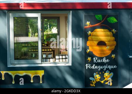 La sale Gosse negozio di articoli da regalo artigianale in barca, vendita di prodotti a base di miele (prodotti localmente) ormeggiati a Chanaz sul canale Canal de Savières nel sud-est della Francia. Agosto a Chanaz (127) Foto Stock