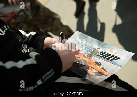 Conor Daly con ed Carpenter Racing firma un poster presso la base dell'aeronautica Whiteman, Missouri, 19 marzo 2021. Gli Stati Uniti Air Force e Space Force Recruiting servizi hanno collaborato con ed Carpenter Racing per progettare la loro N ° 20 Indy Car con uno schema di vernice B-2 Spirit. Foto Stock