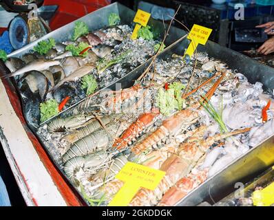 Pesce fresco in mostra Phi Phi isola, Krabi, Thailandia. Foto Stock