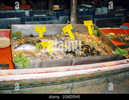 Pesce fresco in mostra Phi Phi isola, Krabi, Thailandia. Foto Stock