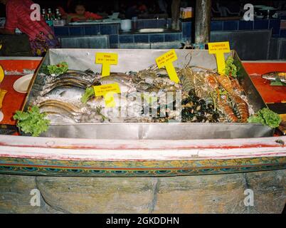 Pesce fresco in mostra Phi Phi isola, Krabi, Thailandia. Foto Stock
