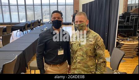 SGT. Maj. Dell'esercito, comando Sgt. Michael Grinston prende un momento per scattare una foto con SPC. Anthony Collins, uno specialista delle risorse umane assegnato al 94th AAMDC mentre frequenta il solarium People First presso l'accademia militare degli Stati Uniti West Point dal 15 al 19 marzo 2021. Foto Stock